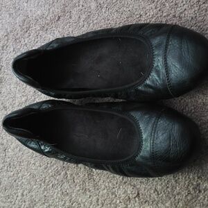 Vionic black leather orthotic flat- natalia